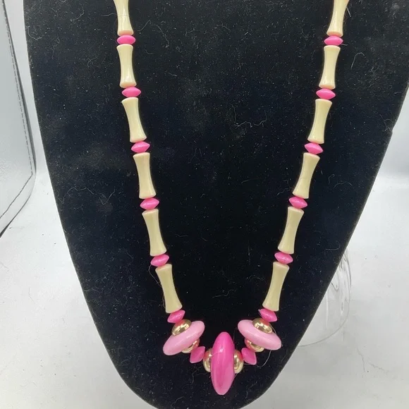 “MCM PINK BEADED VINTAGE NECKLACE” Costume Jewelry. - Picture 2 of 13